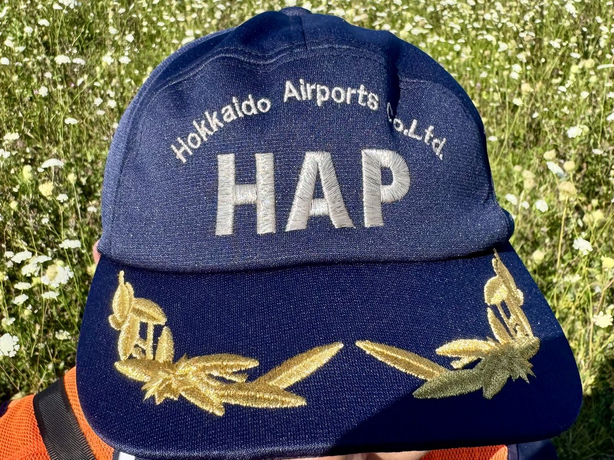 verdandi626's tweet photo. 2026.08.22 
函館空港
制限エリア内航空機撮影ツアー

HAP（北海道エアポート）が
運営する函館空港の
除雪隊の愛称は
「ホワイトノア（WHITE NOIX）」で
エゾモモンガがモチーフです。
エゾモモンガが
木の実を食べるように
滑走路の雪を取り除く姿を
イメージしてるそうです。 https://t.co/s4SAev509y