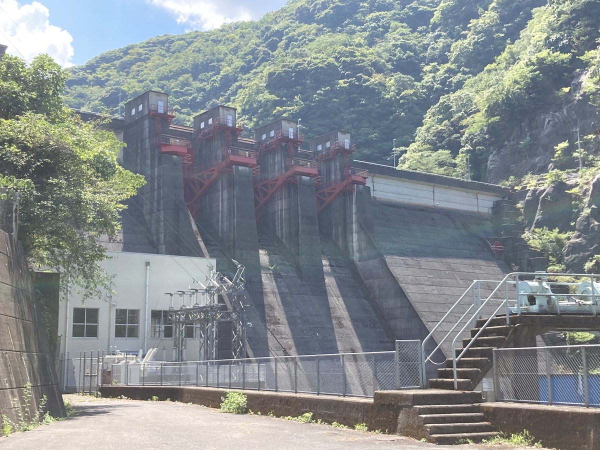 announeko's tweet photo. 八戸ダムに行ってきました　50周年記念カードがまだ頂けると伺い、かなり遠いですがきちゃいました　年季を感じさせる赤いゲートが渋いです https://t.co/dnppJ39qPM