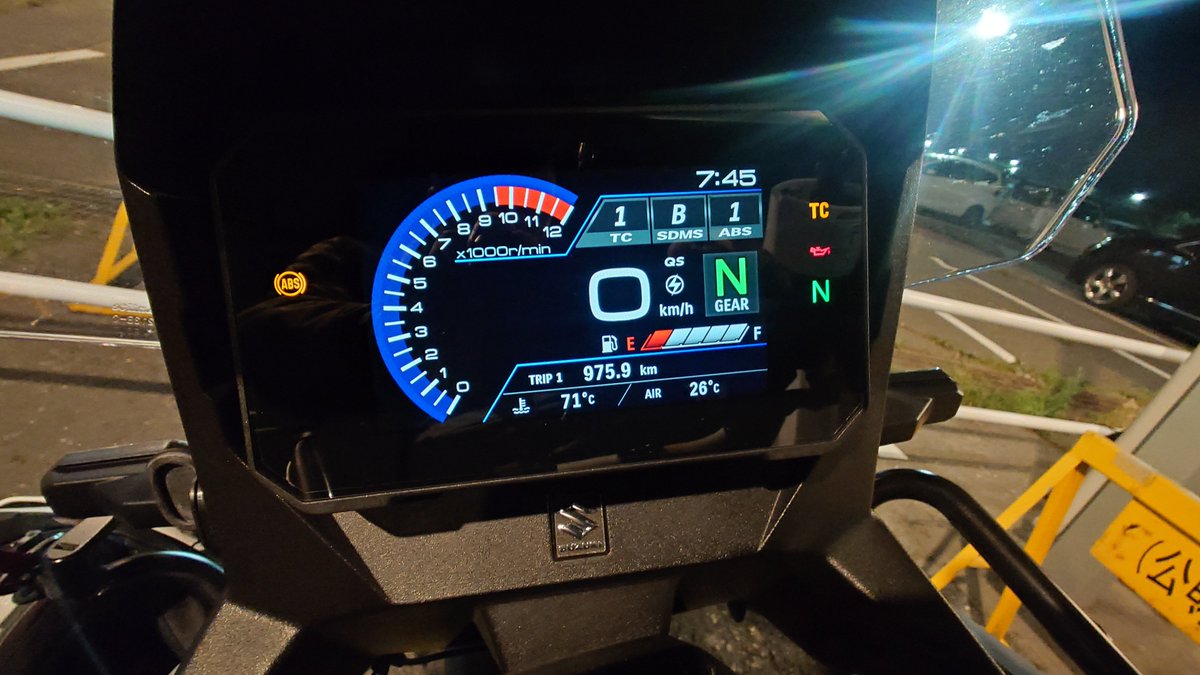junjunhcr's tweet photo. 本日は17時間970キロでした。なんか出航1時間以上前から搬入とか始まったからチェーンの給油出来なかったわ…
受け付けしたらやろうと思ってたのにねぇ。
明日は多分浜中にあるキャンプ場までたったの400キロ走るだけという簡単な1日です。天気次第でもっと距離短い本別かもしれんけど…
天気が不明 https://t.co/o3QlEbQrDJ