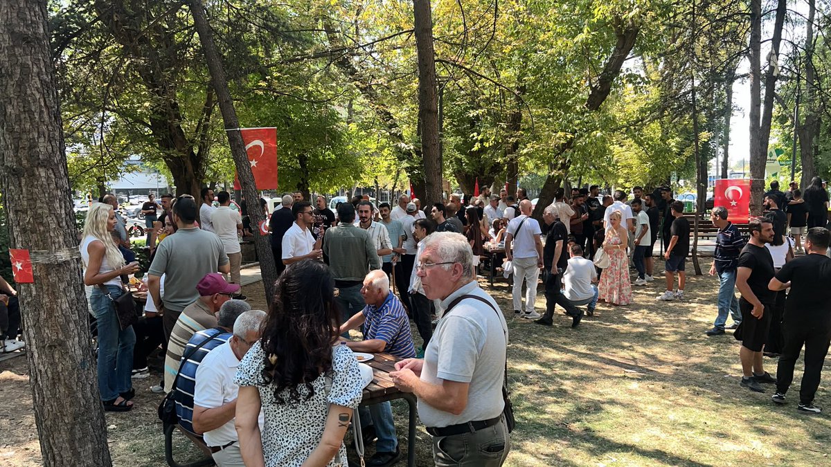 gazilerplatform's tweet photo. Kurtuluş Parkı’na Türk milleti akın akın geliyor! 🇹🇷

Gazisini yalnız bırakmıyor, vefasını ve vicdanını bir kez daha gösteriyor.
Gazi yalnız değildir!
Bu mücadele hepimizin, bu adalet talebi milletimizin ortak sesidir.
#KurtuluşParkı #GazileriminYanındayım #GaziYalnızDeğildir #gündem #SONDAKİKA