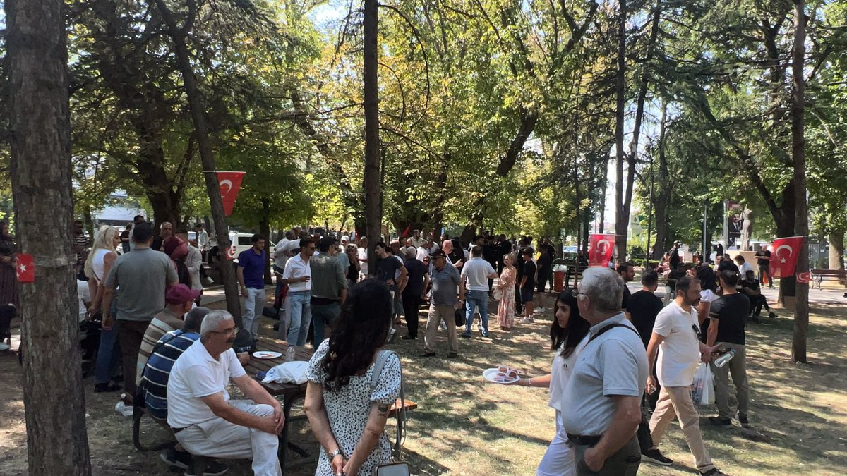 gazilerplatform's tweet photo. Kurtuluş Parkı’na Türk milleti akın akın geliyor! 🇹🇷

Gazisini yalnız bırakmıyor, vefasını ve vicdanını bir kez daha gösteriyor.
Gazi yalnız değildir!
Bu mücadele hepimizin, bu adalet talebi milletimizin ortak sesidir.
#KurtuluşParkı #GazileriminYanındayım #GaziYalnızDeğildir #gündem #SONDAKİKA