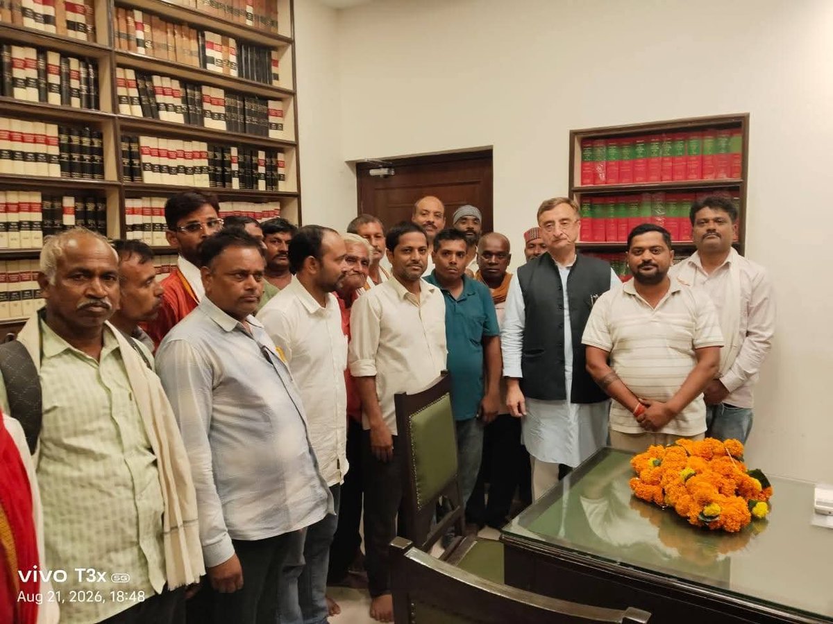 adssbabbooji's tweet photo. टावर लाइन से पीड़ित किसानों के प्रतिनिधिमंडल ने वरिष्ठ अधिवक्ता एवं राज्यसभा सांसद माननीय श्री विवेक कृष्ण तंखा जी से मुलाकात कर मार्गदर्शन प्राप्त किया।#TowerLine #KisanNyay #VivekTankha https://t.co/6anIKfqbY0