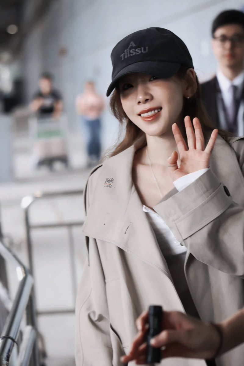 coconuty21ss's tweet photo. 260823 HKG🛬
 (●--●)

#태연 #TAEYEON https://t.co/lKMPui9rH2