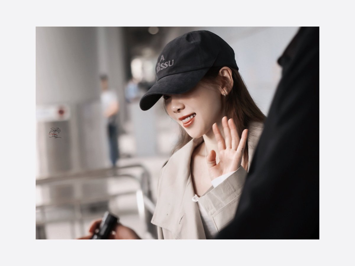 coconuty21ss's tweet photo. 260823 HKG🛬
 (●--●)

#태연 #TAEYEON https://t.co/lKMPui9rH2