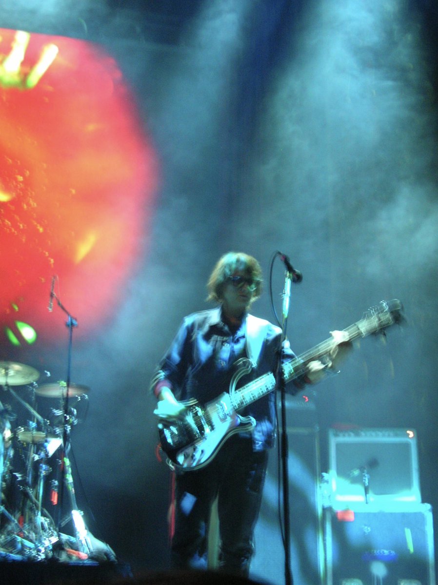 titafragile's tweet photo. Blurry pictures of the breeders tonight :) https://t.co/ng8ky6jhdq
