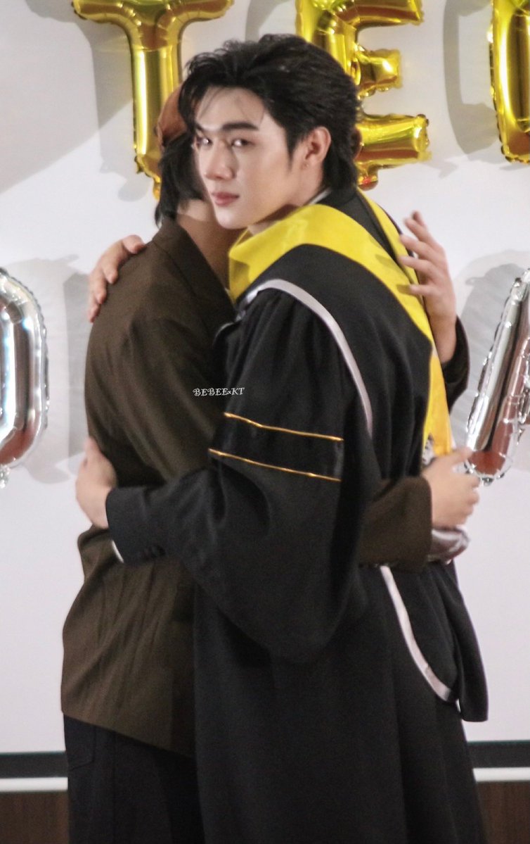 BeBeeluvIsBanky's tweet photo. ก็กอดไปเส่ะ!!!! จะหันมาขิงใส่ทำไม งงงงง 🤣

#TeeHeng 😍

TEE GRADUATION DAY

#TeeGraduation
@Tee_wongsajaem  @HengmarkII https://t.co/QIVLcdQsDi