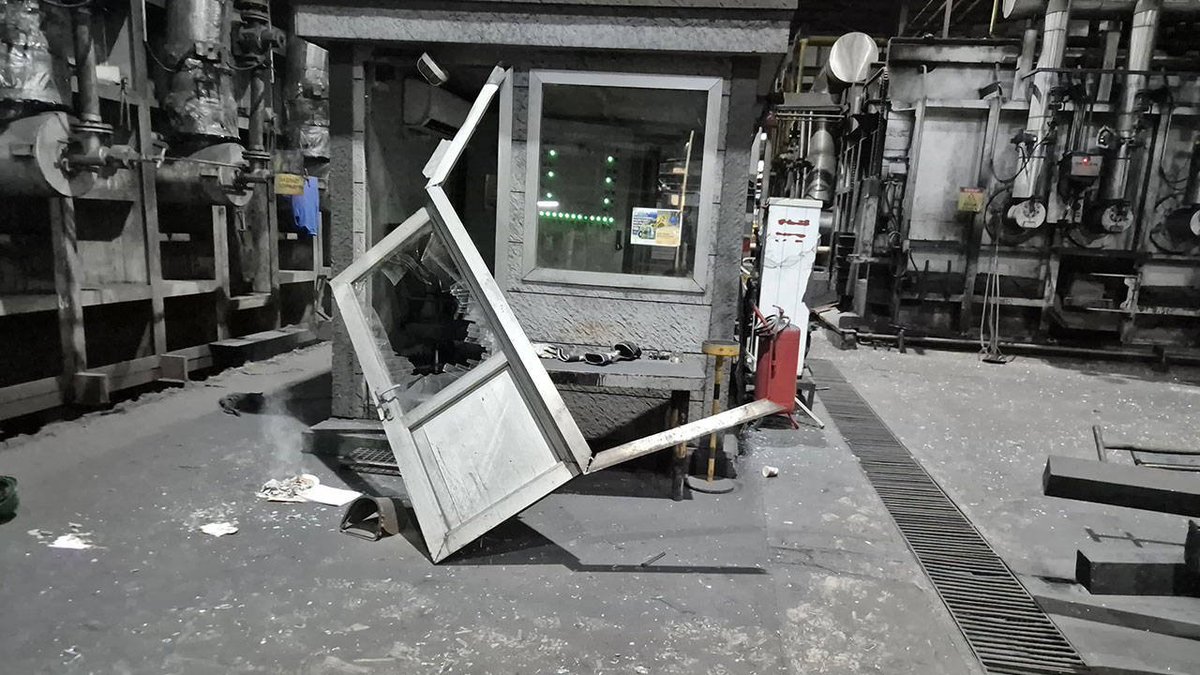 ToplumsalMht123's tweet photo. Samsun’un Tekkeköy ilçesinde yer alan bir demir çelik fabrikasında meydana gelen patlamada 2 işçi yaralandı. https://t.co/aIXVJ1LTvf