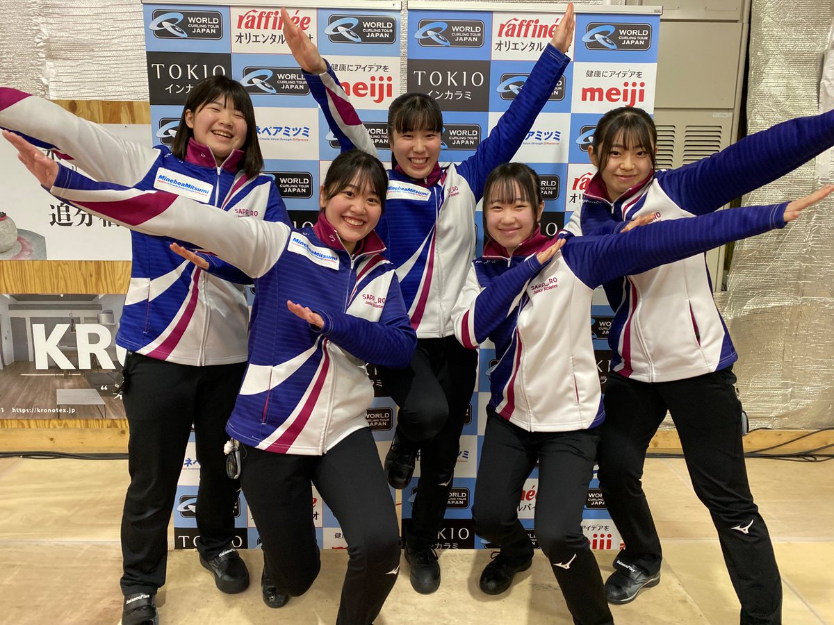 curling_world_r's tweet photo. (補足説明)

番組中、翼を広げて飛び立つようなポーズをしていますが、その時、撮影した写真です📷

クラファン特典のフォトセッションで撮影
「御自身は一緒に写らないのですか?」
とスタッフさんに不思議がられましたが、
「選手だけでお願いします��それじゃ、決めポーズお願いします」
と言うと、即座に決めポーズを取ってくれました。

・・・ということで、番組中、決めポーズを取るS-Leapさんたちの左側に我輩がいます(映ってません)