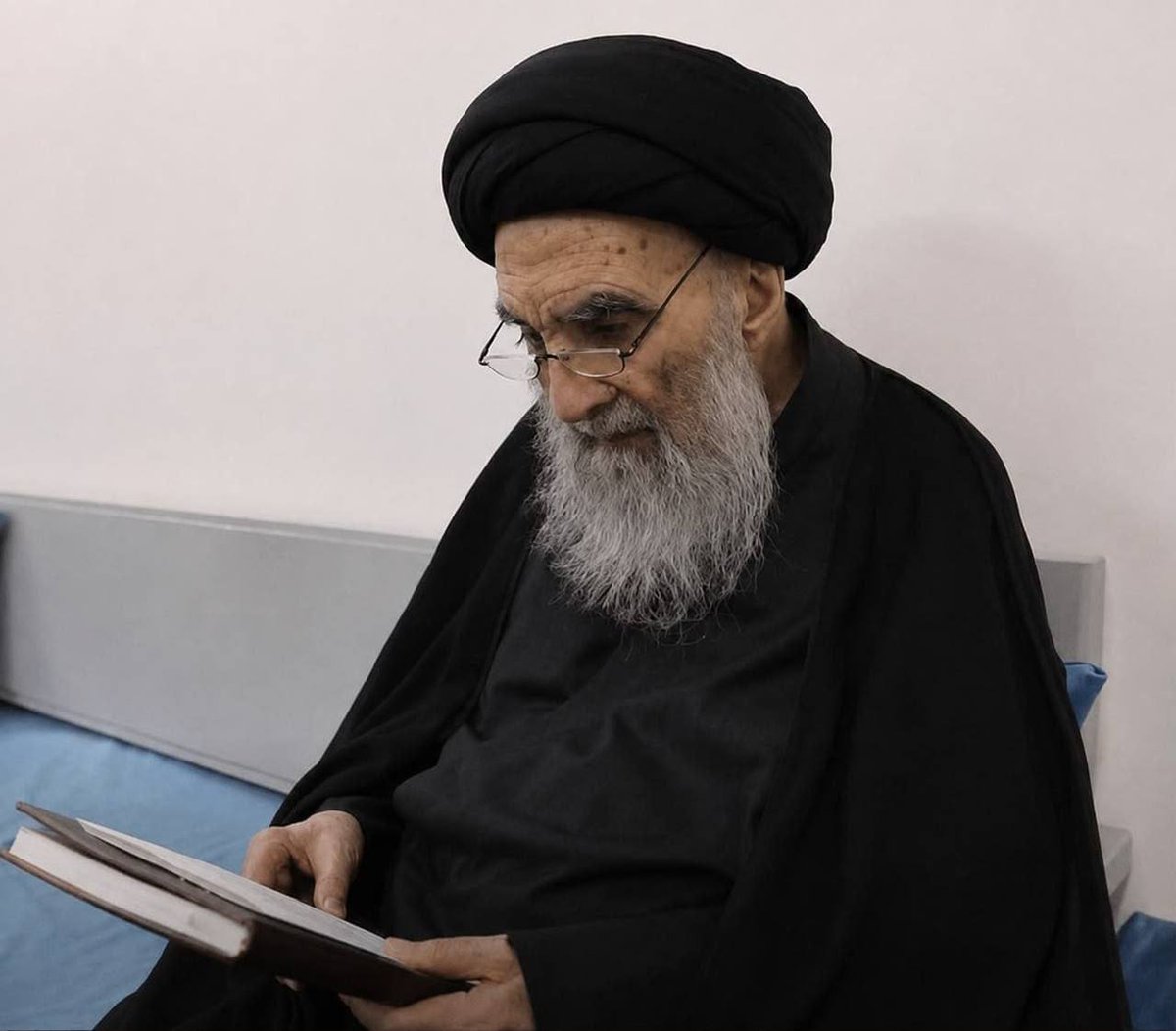 wafaa14e's tweet photo. أحدث صورة للمرجع الأعلى سماحة آية الله العظمى السيد علي السيستاني -دام ظله-
عسى عمرك طويل وما ننحرم منك..🙏 https://t.co/d9a6SJp2hK