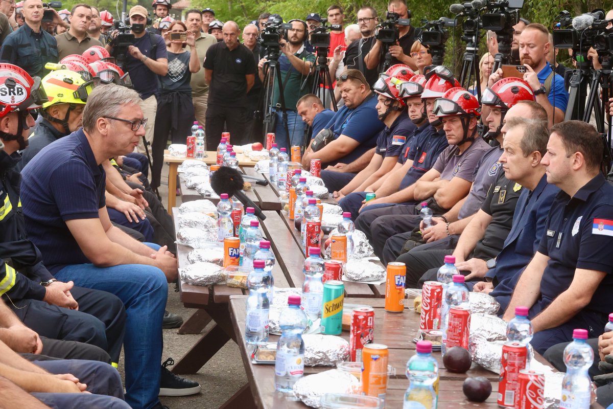 sns_srbija's tweet photo. Председник Вучић @avucic изјавио је, током обиласка подручја Делиблатске пешчаре које је захваћено пожаром, да су размере уништења велике, али да је ипак боље него што је очекивао и истакао да цивилно становништво није било угрожено ни једног секунда.
https://t.co/sI2P8cf17Q https://t.co/XA6pOs2kqn