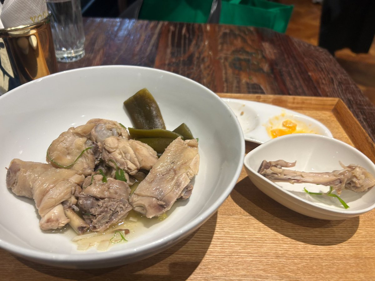 Instagram_vv's tweet photo. 台湾の永心鳳茶ってお店雰囲気よくて大量の鶏肉出てきて最高 https://t.co/fXBNM1myKi