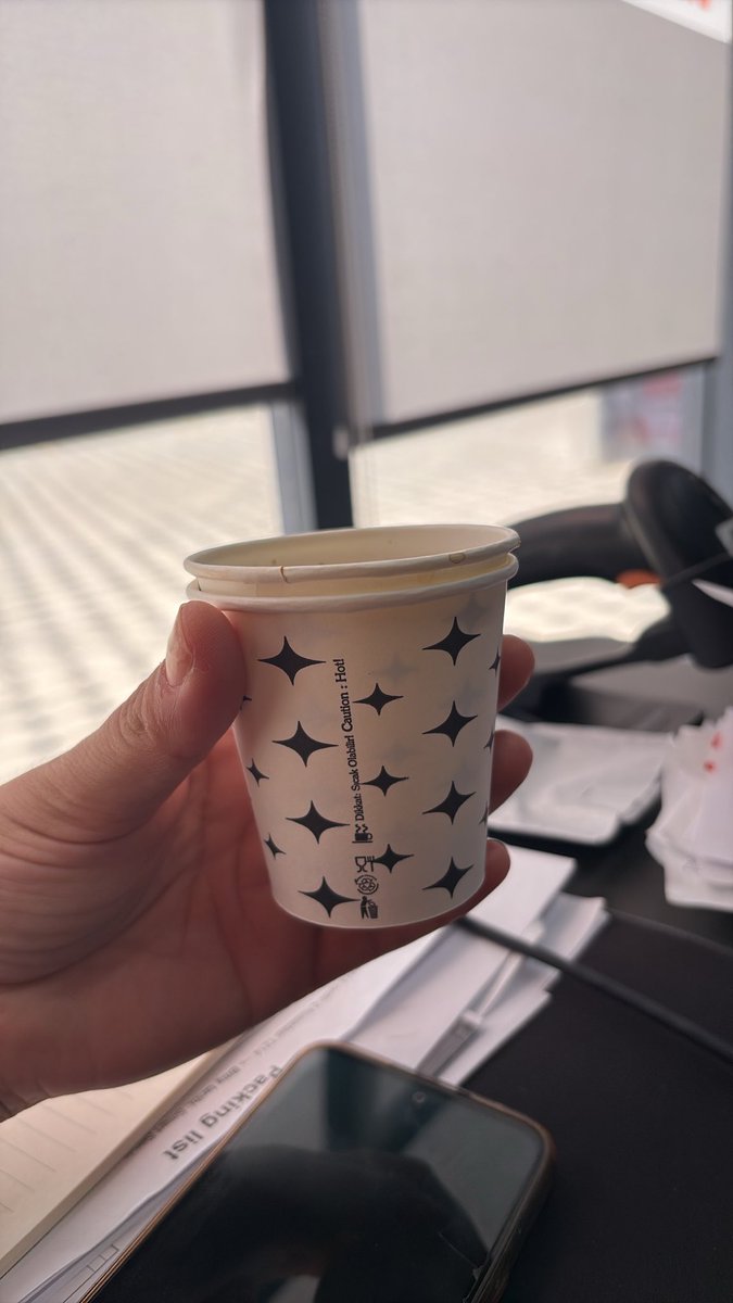sedadegil's tweet photo. Kuşadasında yaşıyorsundur ama pazar günü saat 9 da mesai başlamıştır 🤦‍♀️ (kahveyi kağıt bardakta içmek zorunda kalmak) 😩 https://t.co/lCrce3oa1J