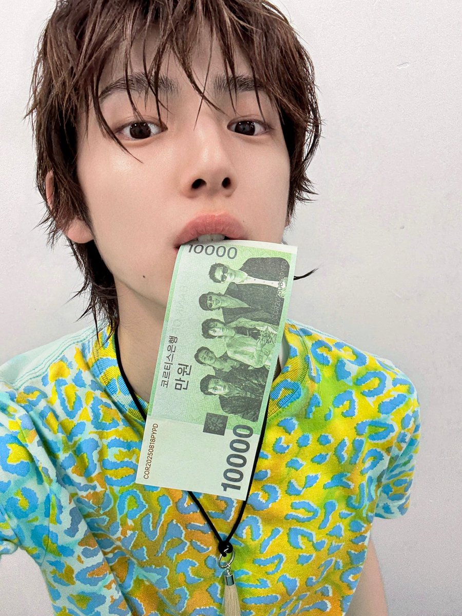 Juhoon2Janlu's tweet photo. 天呐看到这一张我心跳都停了怎么这么能这么可爱呀？就这样叼着一张钱钱然后露出小兔牙萌萌地看着妈妈呀？眼睛里面还有小星星呐我家宝宝真的好可爱我要晕过去了…⁄(⁄ ⁄ ⁄ω⁄ ⁄ ⁄)⁄ https://t.co/ZbVU2LcR8d