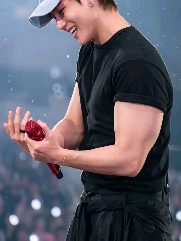 BTS___KTHV_95's tweet photo. His ARM'S 💪 https://t.co/1H99b8SZwi