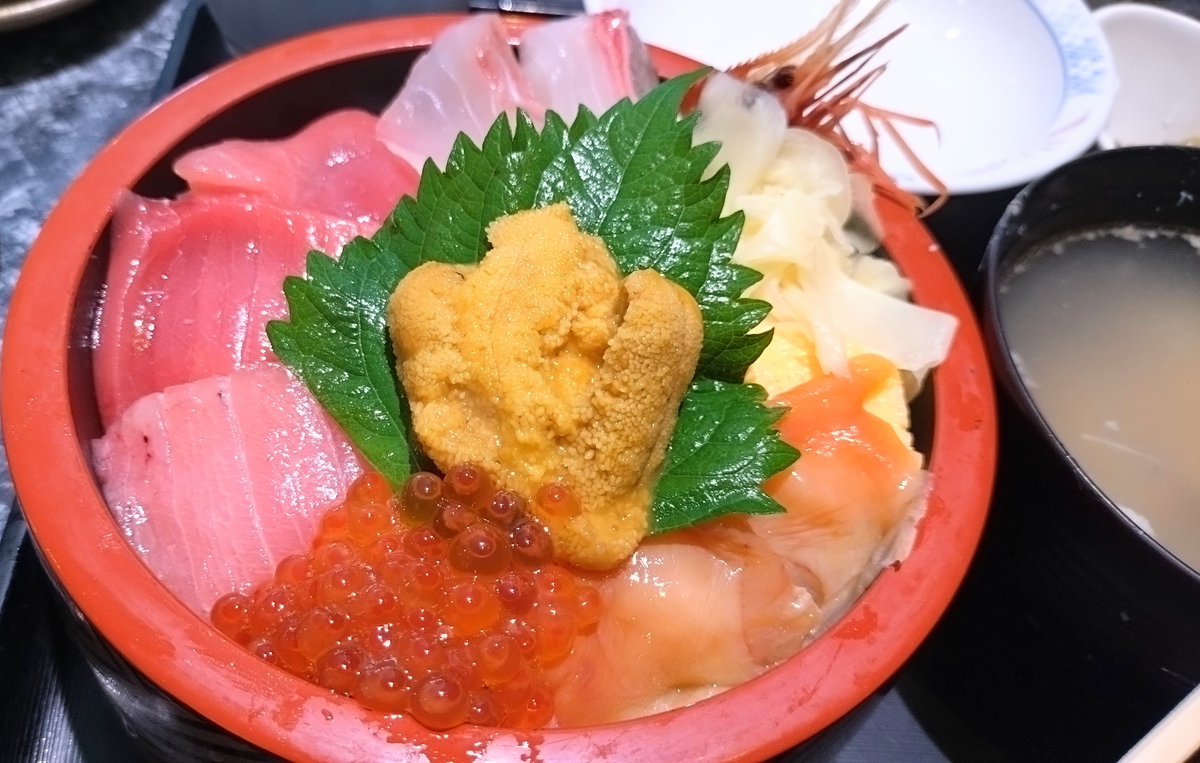AineAsuka's tweet photo. #9月の旅 XVll
目的の海鮮🐟️！！写真がなくて文字だけで決めたからどんなのが来るかドキドキしてたけどとんでもなく美味しい海鮮丼でした✨
帰りにいちごミルクとフワフワかき��食べた♡ https://t.co/SRC8FuAwTs
