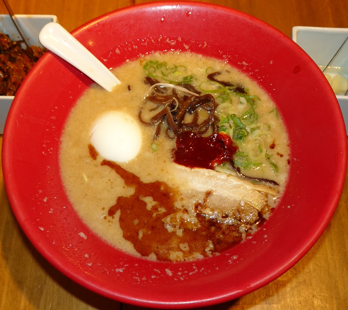 uradeka1's tweet photo. 今日のランチは「一風堂 姪浜店」で「赤丸新味」(980円)。
限定の「担担づけ麺」狙いで訪麺したら販売終了してたので定番の一杯を。
背脂・香油・辛味噌が織りなす、コク深さがクセになるスープと、それに最適化された麺の組み合わせは安定の美味さ。
半熟塩玉子はアプリクーポンのサービス品です。 https://t.co/fE2fHO7KVg