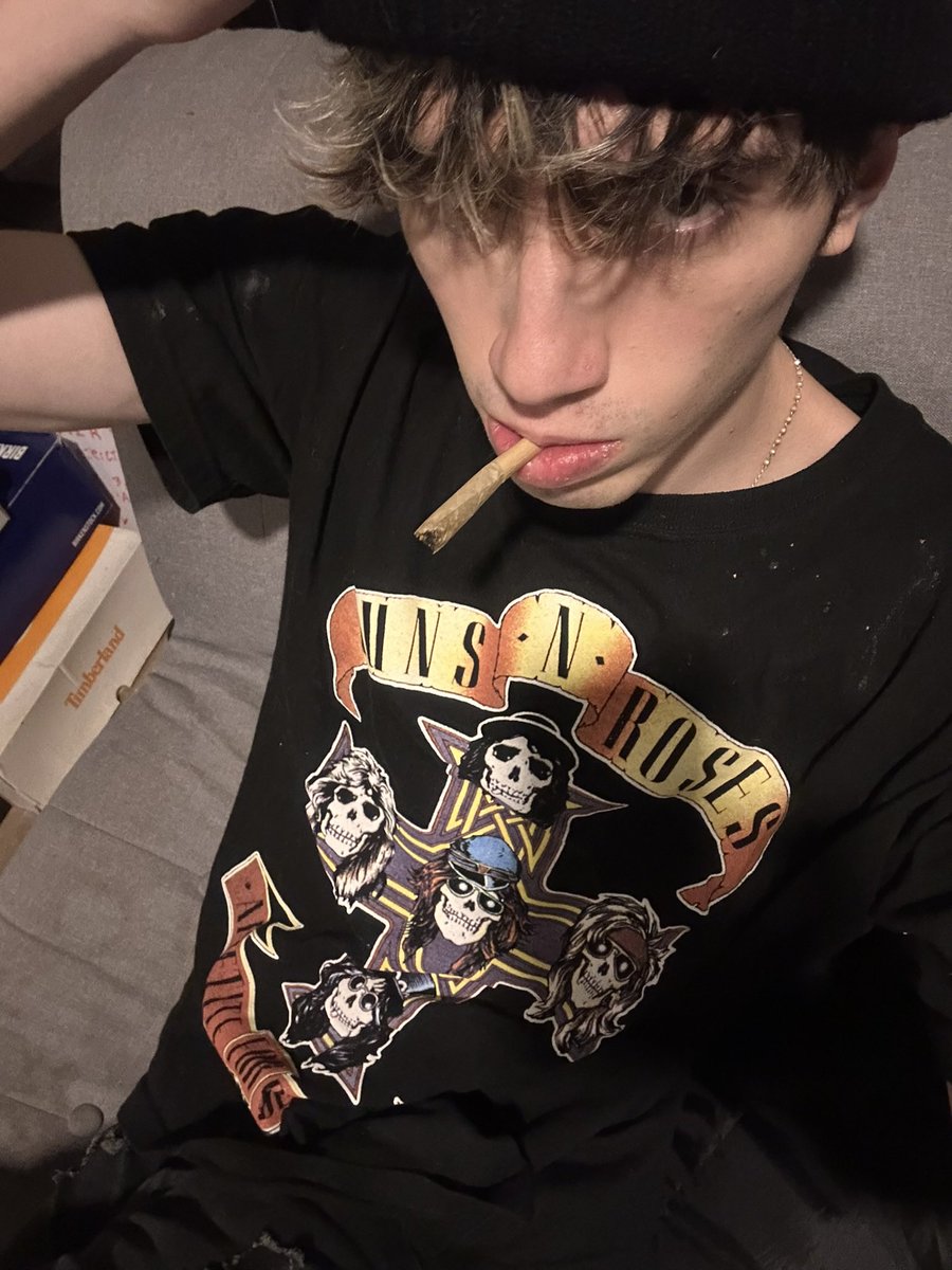 yafexX_'s tweet photo. Roses and guns https://t.co/TzPzoiKm2P