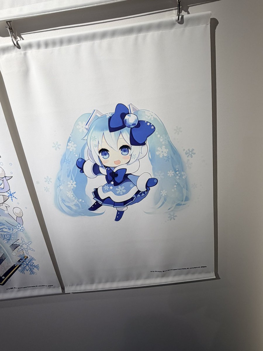 cocotsumami's tweet photo. 私2012年の雪ミク（のミニキャライラストを担当したイラストレーターさん）がめちゃくちゃ好きで…新千歳空港内のショップを見たらまさかのアクスタがあって即お迎えしました！うれしい😭💕 https://t.co/nCA5ujHCa3
