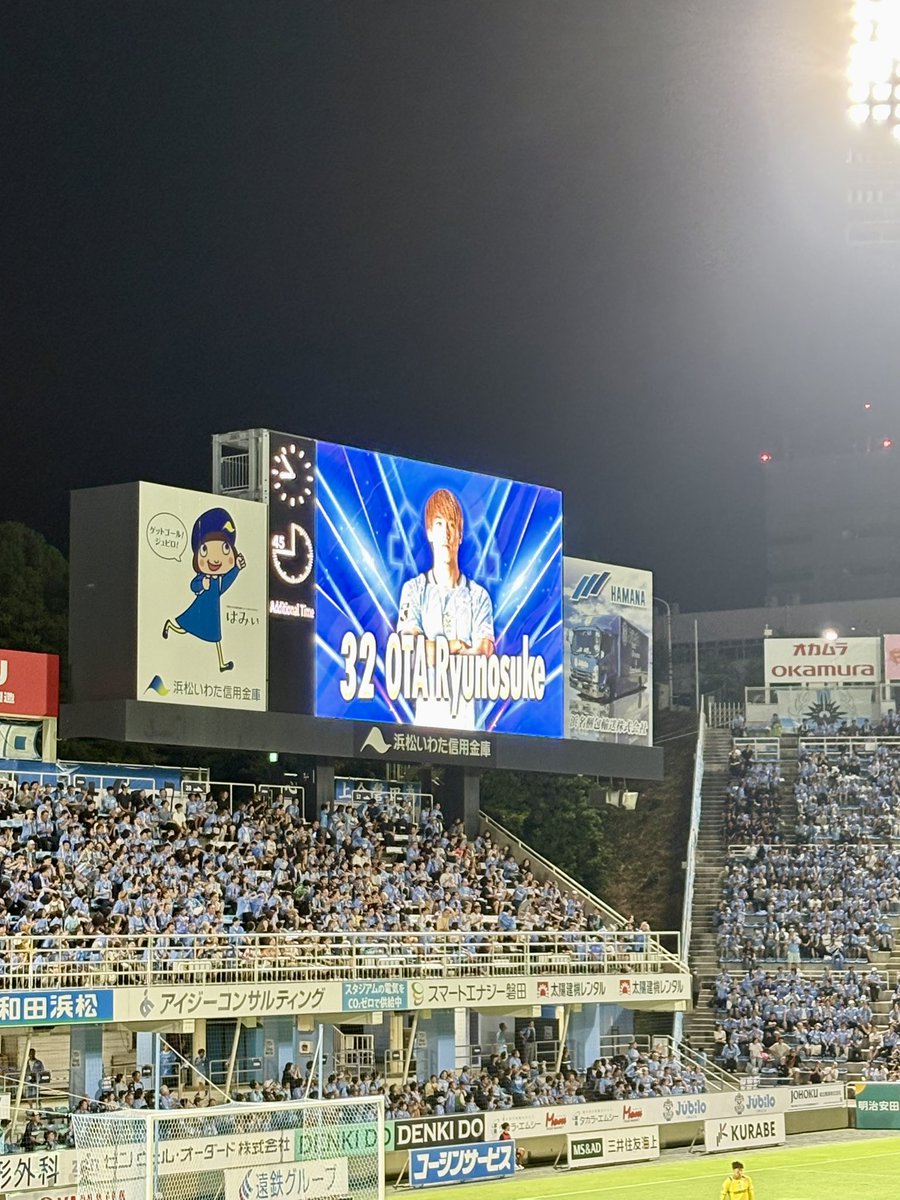 arai_manami's tweet photo. 後半アディショナルタイムのFK直前。ゴール裏の声援がすごくて惚れ惚れ🩵これは決めるべき！と思っていたら本当に劇的ゴールが決まって、選手たちも「あのゴールはサポーターの皆さんのおかげ」と言ってたのが印象的でした。試合後の反撃の磐田♬も良き✨✨✨ #ジュビロ磐田 #ジュビロ大好き #徳島戦 https://t.co/JSlYxHGpeh