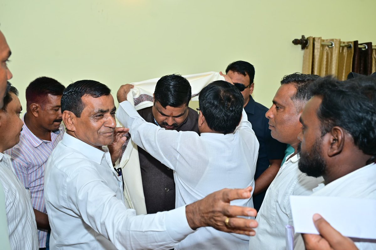 GajendraYdvBJP's tweet photo. आज भाटापारा प्रवास के दौरान विश्राम गृह में भाटापारा के कार्यकर्ताओं एवं शिक्षक साथियों द्वारा किए गए आत्मीय स्वागत एवं अभिनंदन से अभिभूत हूँ।

जनसेवा के इस पथ पर आप सभी का साथ और विश्वास मुझे और अधिक ऊर्जा एवं समर्पण के साथ कार्य करने की प्रेर���ा देता है। https://t.co/5M2mnu2wWj