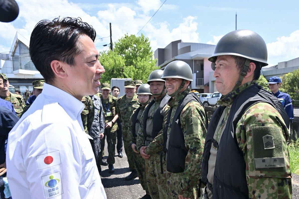 asura0998822's tweet photo. コンシャツに冷却ファンベストだ
写ってる自衛官みんないい表情してるわ https://t.co/HeKFt25DUD