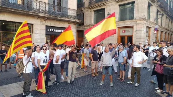 SkaBabyr's tweet photo. Des de fa dies s'ha donat cobertura absoluta a una manifestació feixista a Barcelona que ha acabat punxant amb 30 o 40 persones. Ara, quan organitzacions antifeixistes treuen a milers de persones al carrer, ni mu. Els mitjans tenen culpa del creixement de grupuscles nazis https://t.co/h35BqgNP2b