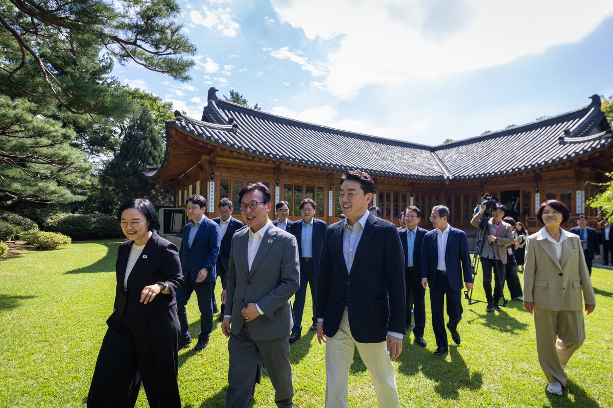 kanghunsik_'s tweet photo. 김민석 신임 당대표님과 함께 첫 고위당정협의회를 가졌습니다. 우리 경제와 민생, 국민의 미래와 직결된 현안들을 폭넓게 논의했습니다.

유능하고 책임감 있는 국정의 동반자로서 새 지도부가 보여줄 역할과 활약에 기대가 큽니다. 당정청이 더욱 단단한 원팀이 되어 국민께 드린 약속을 하나하나 성과로 만들어가겠습니다.