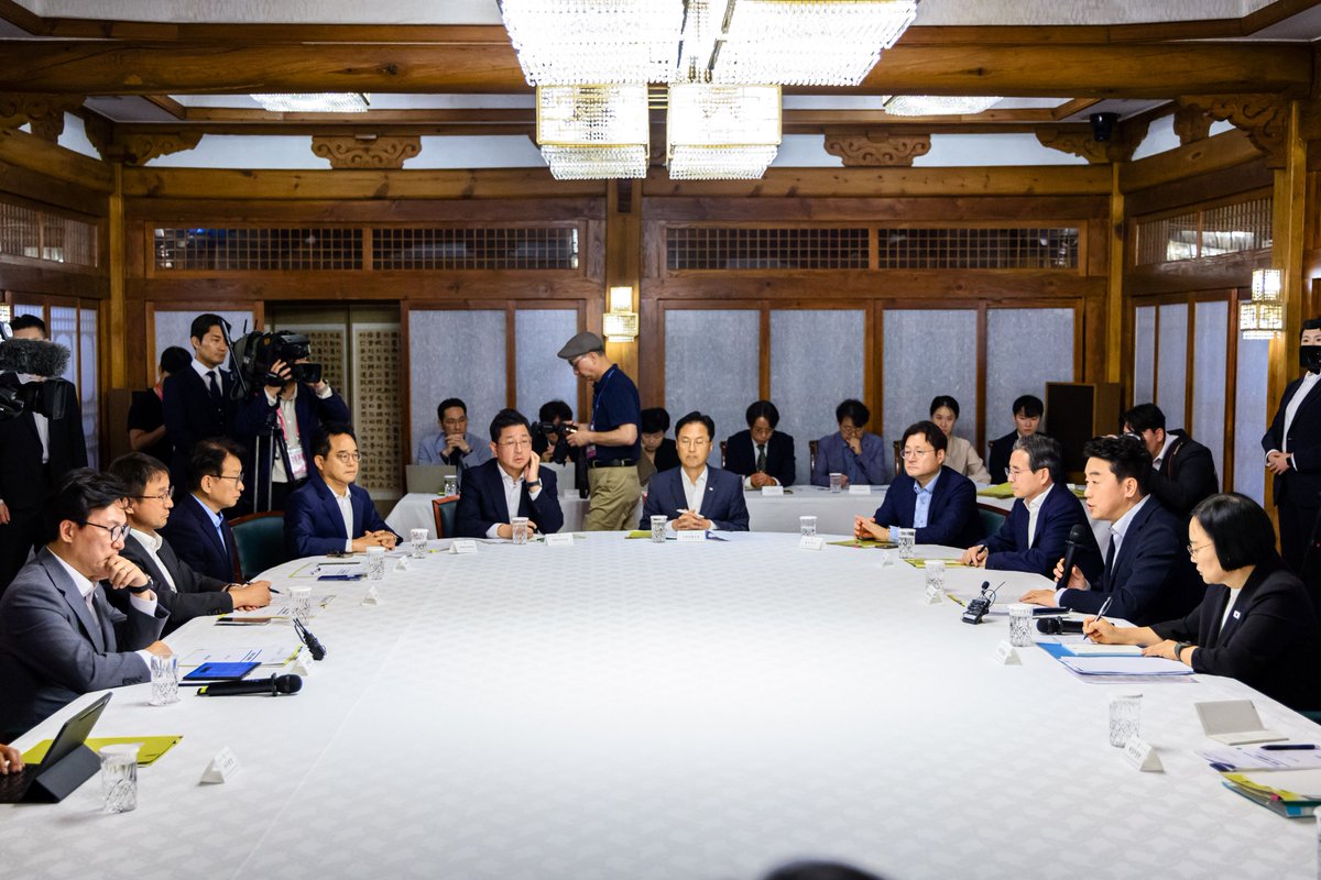 kanghunsik_'s tweet photo. 김민석 신임 당대표님과 함께 첫 고위당정협의회를 가졌습니다. 우리 경제와 민생, 국민의 미래와 직결된 현안들을 폭넓게 논의했습니다.

유능하고 책임감 있는 국정의 동반자로서 새 지도부가 보여줄 역할과 활약에 기대가 큽니다. 당정청이 더욱 단단한 원팀이 되어 국민께 드린 약속을 하나하나 성과로 만들어가겠습니다.