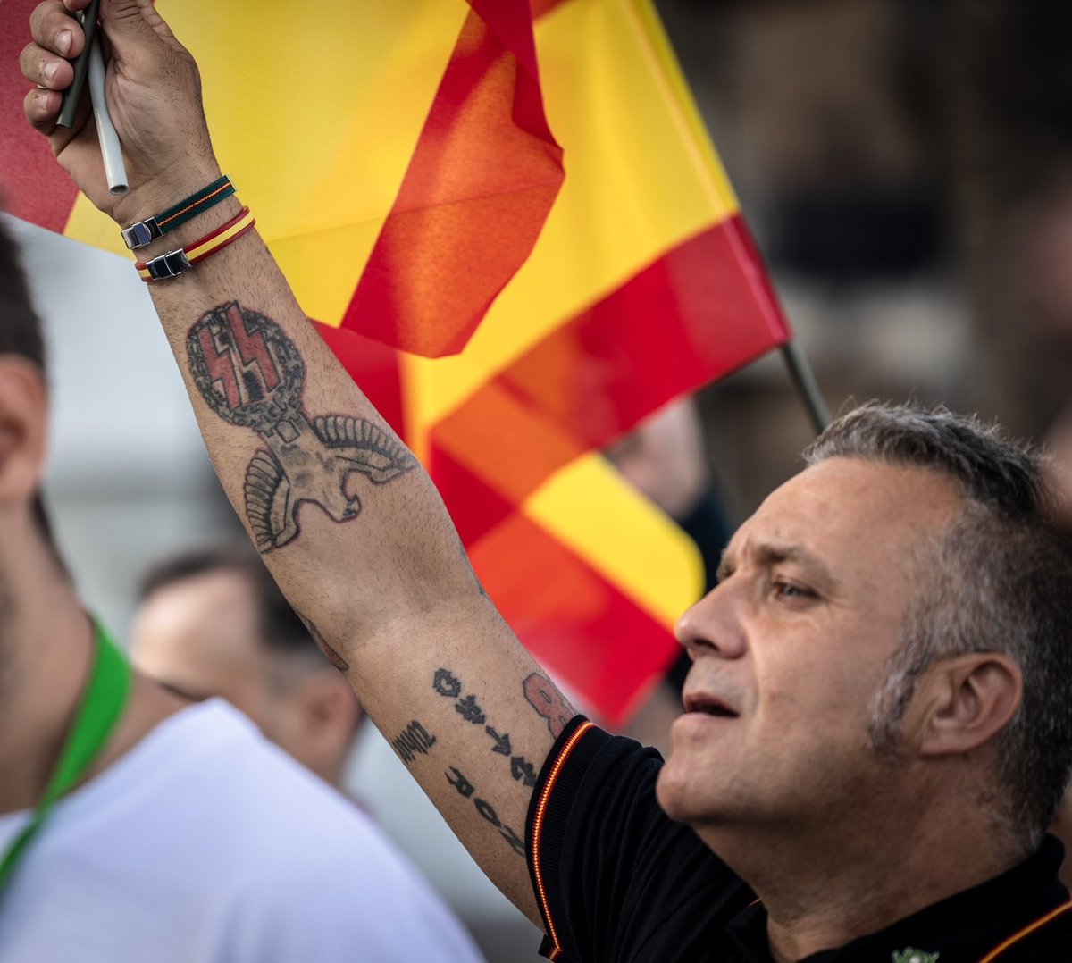 Xi_Palestine's tweet photo. El neonazi del jersey gris que llevó la pancarta con Toni Estévez en Barcelona es el mismo que escoltaba a Ignacio Garriga en Badalona en 2023 (cuando intentó agredirnos).Tiene tatuajes de las SS y 'Mein Kampf' y suele ir con Vox en Barberà del Vallès. Ayuden a identificarlo! https://t.co/urJcdcromn