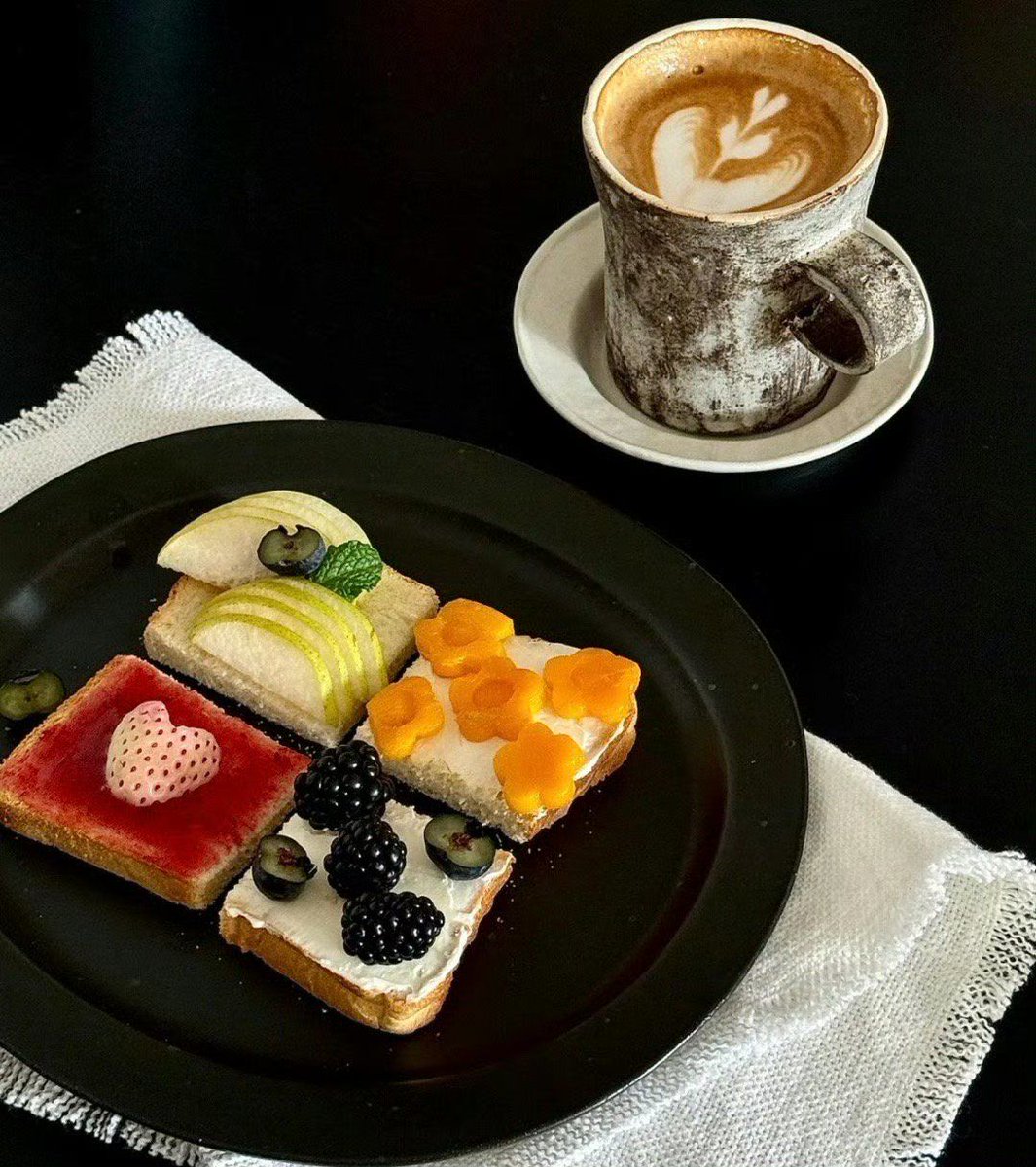 RaelynnGrajonr's tweet photo. Desayuno rápido y delicioso! Un café con leche espumoso y unas tostadas de aguacate. ， https://t.co/dQ1ygwQsAX