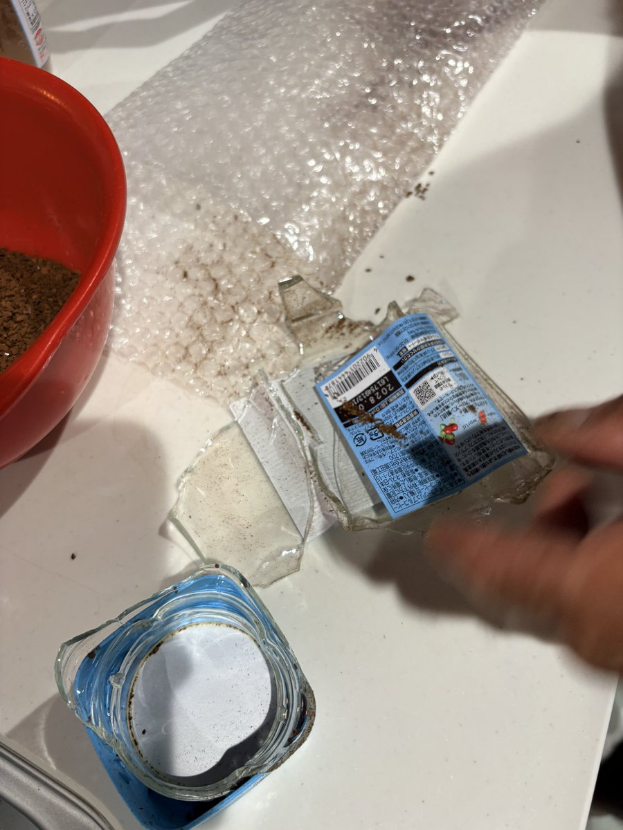 nebula24451's tweet photo. Amazonから届いた商品がこれ
めっちゃ割れてる
割れてるのはいいけど、相変わらずカスタマーがわからん…
インスタントコーヒーの中にガラスの破片入ってるから飲めないし
商品から返品やら交換選んだらできんってでるし、どうしたらいいのかな、、、
#Amazon https://t.co/wNsdigguQ5