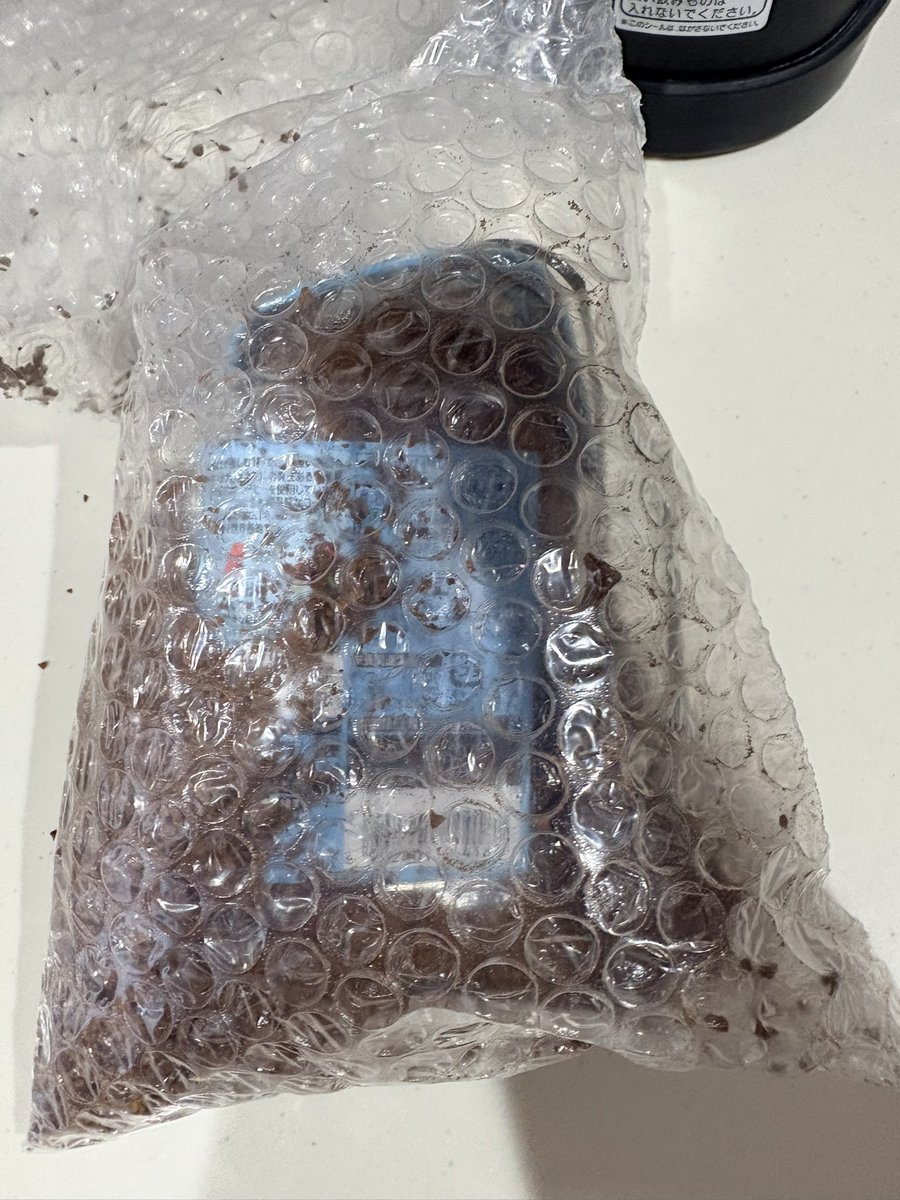 nebula24451's tweet photo. Amazonから届いた商品がこれ
めっちゃ割れてる
割れてるのはいいけど、相変わらずカスタマーがわからん…
インスタントコーヒーの中にガラスの破片入ってるから飲めないし
商品から返品やら交換選んだらできんってでるし、どうしたらいいのかな、、、
#Amazon https://t.co/wNsdigguQ5