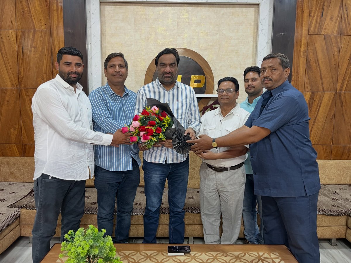 hanumanbeniwal's tweet photo. नागौर आवास पर भरतपुर जिले के नंदबई विधानसभा क्षेत्र से आए श्री मदुसुधन जाटव ( पूर्व जाटव समाज प्रदेश अध्यक्ष),श्री गजेंद्र खंगारी, श्री यू.डी. वर्मा ने कांग्रेस पार्टी छोड़कर RLP पार्टी का दामन थामा |
इस अवसर पर आरएलपी परिवार के सदस्य श्री दिलीप हंतरा,श्री महेश कराही  भी उपस्थित रहे |