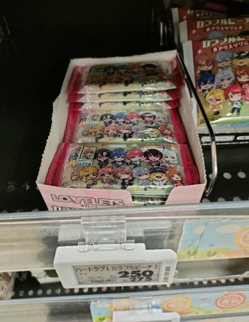 shimapatobu's tweet photo. LOVELETSカラフルピーチ3（からぴちラブレッツ 第3弾）取扱い店はどこ？コンビニは？配列や再販売まとめ！フラゲは？イオン、ローソンも！ケースは全6種類、シールは22種類！

https://t.co/8Y2ftJu7jV

イオンではフライングで販売開始していました！

#食玩　#カラフルピーチ　#からぴち　

8月24日（月）より新発売！