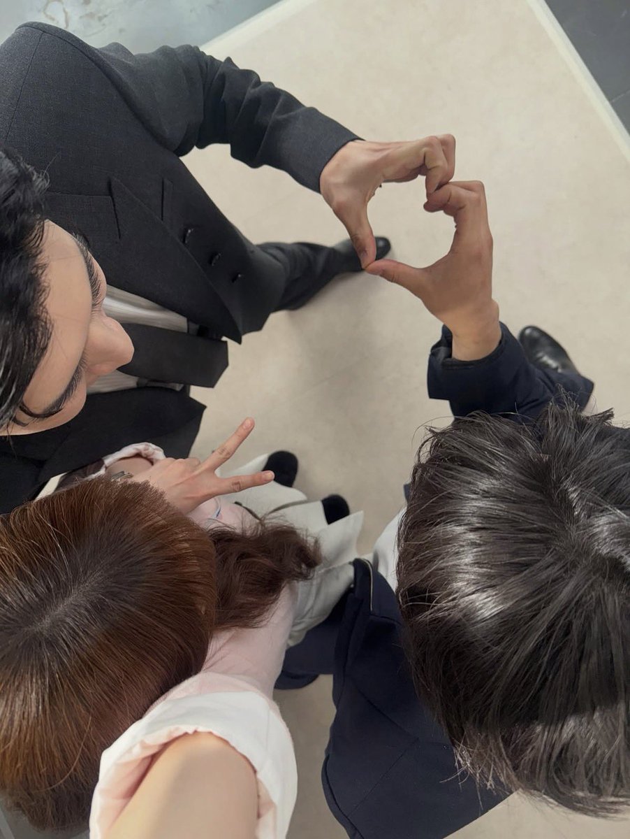 Alway__Spring's tweet photo. 팀 최애의 사원 사진 찍을 때마다 광각으로 찍는거 진짜 귀여운거 아시는 분 ㅋㅋㅋㅋㅋ 다들 mz스러우시다 ㅋㅋㅋㅋㅋ https://t.co/YdOoVTGDDH