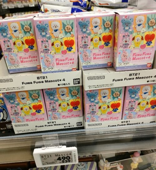 shimapatobu's tweet photo. BT21 Fuwa Fuwa Mascot★4（第4弾）取扱い店はどこ？コンビニは？配列や再販売まとめ！フラゲは？イオン、ローソンも！マスコットは全7種類！

https://t.co/Ua5K1e78RU

イオンではフライングで販売開始していました！　

#食玩　#BT21　

8月24日（月）より新発売！

●マスコット1個（全7種）

1．KOYA
2．RJ
3．SHOOKY
4．MANG
5．CHIMMY
6．TATA
7．COOKY

シークレットやレアはありません。