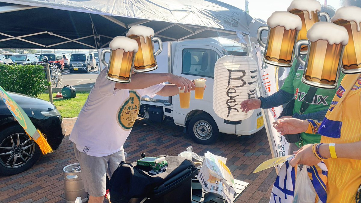 SANNOHE_SQUARE's tweet photo. 昨日の #地ビール の様子🍻
ご購入いただいた両サポーターの皆さま、
ありがとうございました！

昨日のビールのポップ、
実は助っ人の彼本人が栽培して作った、
マジもん生産者直送の地ビールなんです🍺

三戸産ホップ自体がレアなので、
次回のスタグル販売は未定です
#青森 #三戸町 #クラフトビール https://t.co/Eo2ry36ffq