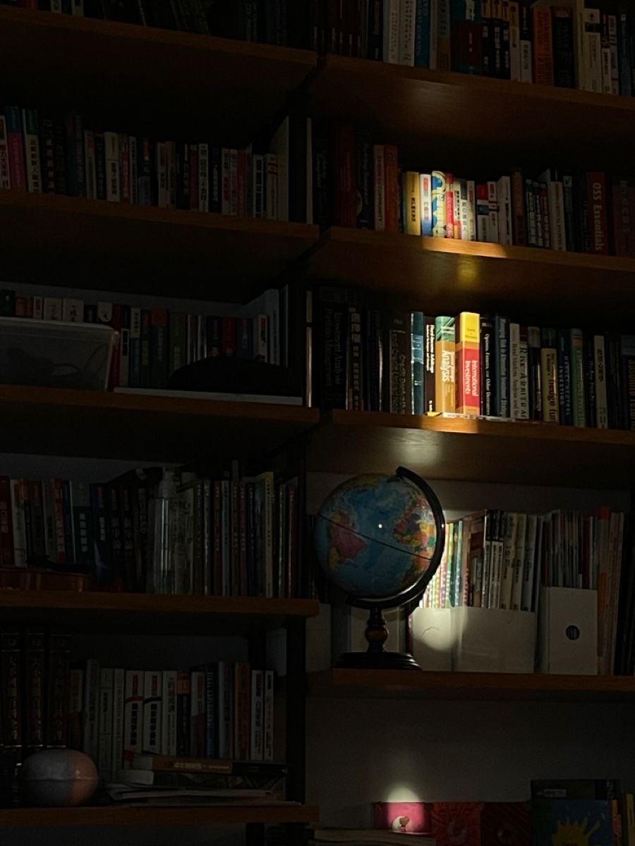UzallLu's tweet photo. ماعاد برفوفي كتب العتاب
اعتزلتها ومليت رفوفي كتب الاسباب

من غاب قلت عذره وماجاب 
ومن كثر مجيه يحصل كثرت الترحاب https://t.co/GkRfF80iZN