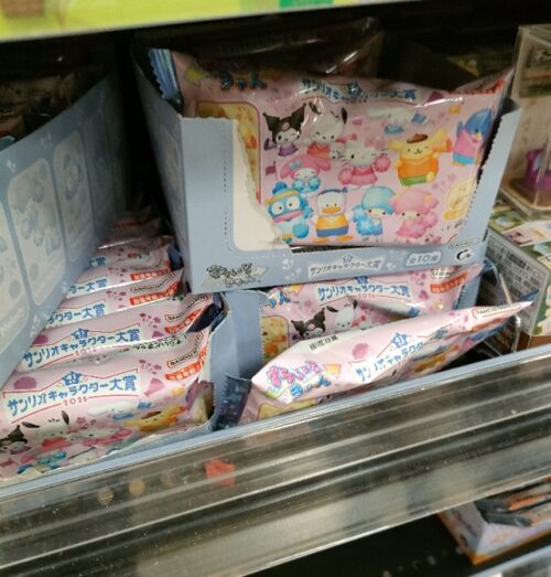 shimapatobu's tweet photo. すらいどきゃん サンリオキャラクター大賞 取扱い店はどこ？コンビニは？配列や再販売まとめ！フラゲは？イオン、ローソンも！缶は全10種類！

https://t.co/2aHiKxQqCg

イオンではフライングで販売開始していました！　

#食玩　#サンリオ　

8月24日（月）より新発売！

ポムポムプリン
シナモロール
ポチャッコ
クロミ
ハローキティ
マイメロディ
リトルツインスターズ
ハンギョドン
タキシードサム
あひるのペックル

シークレットやレアはありません。