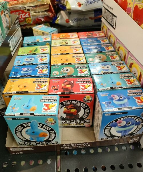 shimapatobu's tweet photo. ポケモンキッズ 30周年スペシャルvol.3編取扱い店はどこ？コンビニは？配列や再販売まとめ！フラゲは？イオン、ローソンも！ソフビ人形は全12種類で選んで購入可能！

https://t.co/oxna6eRplR

イオンではフライングで販売開始していました！　

#食玩　#ポケモンキッズ　#ポケモン　

8月24日（月）より新発売！

●彩色済ソフビ人形(全12種)

1．もぐもぐピカチュウ
2．すやすやピカチュウ
3．なかよしピカチュウ
4．キモリ
5．アチャモ
6．ミズゴロウ
7．ナエトル
8．ヒコザル
9．ポッチャマ
10．モクロー
11．ニャビー
12．アシマリ

シークレットやレアはありません。
店頭では在庫が少なめになっていたので、オンライン購入のほうが良いかもしれません。