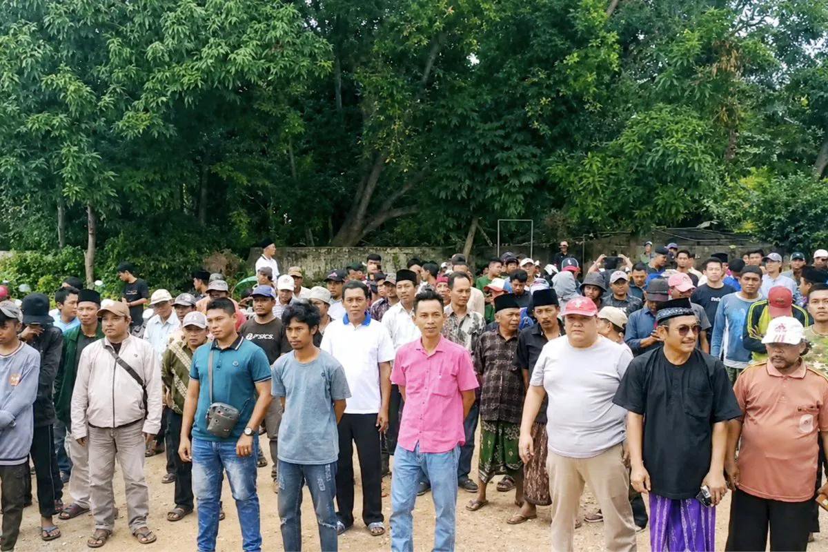 recehsjaa's tweet photo. ALERT!!! ALERT!!!! 

RAKYAT VS RAKYAT. 

Ayolah guys, masa karena perkara duit 100-500K kita sesama masyarakat di adu domba seperti ini?? sesama rakyat kita dibenturkan?? 

"Ratusan orang madura berangkat ke jkt, datang untuk membela prabowo dan mau ikut JAGAseberapa, SEKALI LAGI,, JAGA JAKARTA.Emang jakarta bagaimana?? 

Kita demo untuk menyampaikan aspirasi masyarakat loh, demo berarti ada yang salah di kinerja pemerintah. Mari lah kita membuka mata kita, jangan hanya karena duit ga seberapa, kita ga memikirkan dampak ke depannya. 

yg dipake namanya selalu yang dari rakyat menengah - menengah kebawah, butuh tani lah, sopir, tukang becak lah, dll. Tapi nyatanya saat membuat kebijakan apa mereka mempertimbangkan dampaknya, kebijakan yang dibuat merekalh yg mencekik ekonomi rakyat menengah -menengah kebawah.
