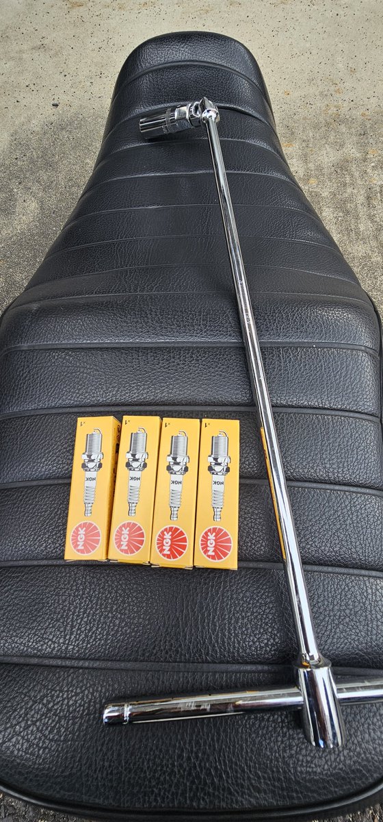 TATSUYA31246625's tweet photo. 今日はプラグ交換
写真撮ってもどこかわからないぐらいの場所にある2番と3番・・・
この2つのせいでやる気がでない https://t.co/NM8OdDrj0C