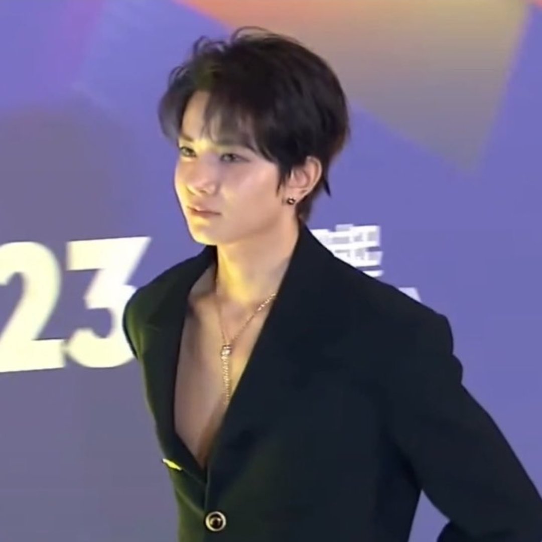 heesecams's tweet photo. WHY IS HE NAKED https://t.co/D6HIILnI6m