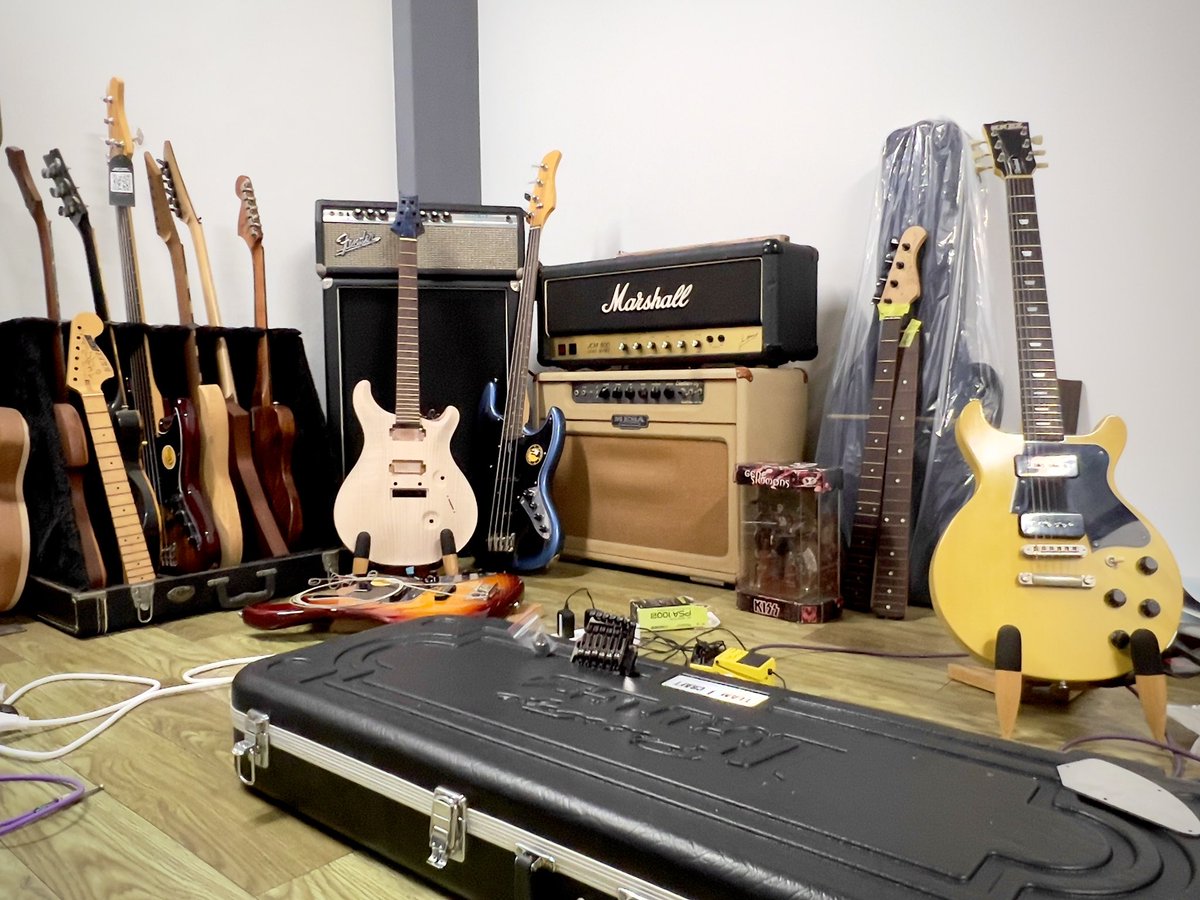 rouagemidi's tweet photo. アニキのギタースタジオ遊びに来た🎸

#kkezguitars https://t.co/Oz1gFHPLoQ