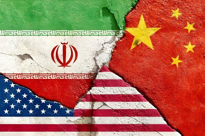 xraymedia_fa's tweet photo. 🇺🇸 تحریم‌های جدید ترامپ علیه ایران می‌تواند منجر به جنگ تجاری با چین و در نهایت به ضرر #دلار تمام شود.
چین بیش از ۸۰٪ نفت صادراتی ایران از مسیر دریا را خریداری می‌کند و پکن تاکنون تحریم‌های یکجانبه آمریکا علیه ایران را نپذیرفته است.
X-RAY https://t.co/shVNvejOxh