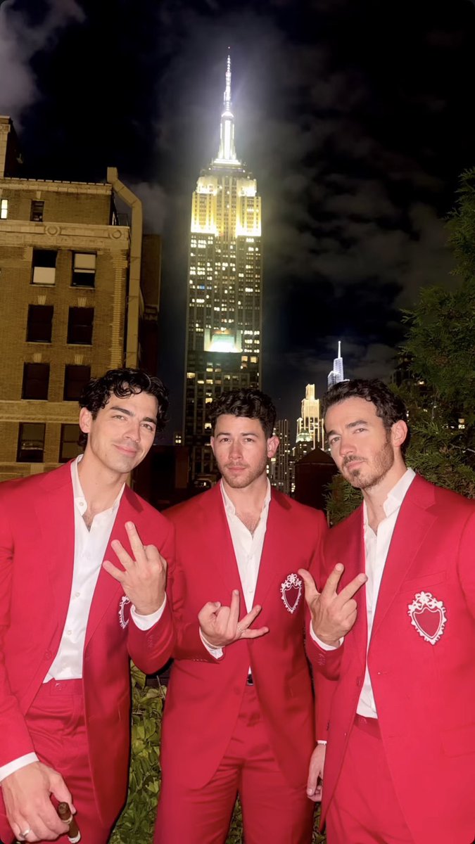 strawbsxjonas's tweet photo. Wow they're hot. @jonasbrothers https://t.co/N6fbWxeL1S