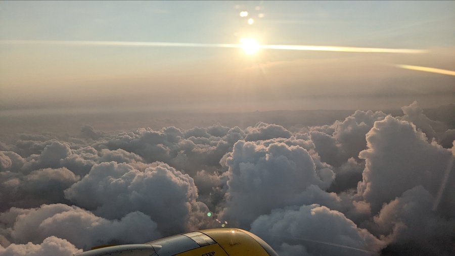 glezjuanje's tweet photo. Justo hace dos años, hice esta fotografía a bordo de un avión porque algo capturaba mi atención...   

Lo que veía desde la ventana me impresionaba profundamente, y aunque ni de lejos lo imaginaba en ese momento, era el preludio de algo extraordinario que iba a suceder…🧵 https://t.co/kz9Z08TsE1