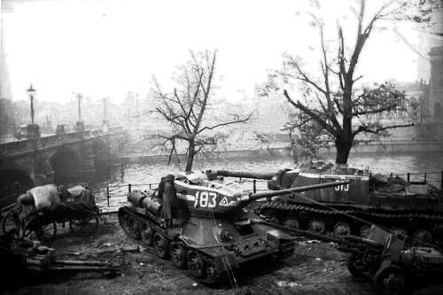 VirtualWarHist's tweet photo. The Soviet 79th Rifle Corps made several, costly attempts to assault across the Moltke Bridge -  the last obstacle before the Reichstag. Imagine being there with the #VWH interactive battlefield map that shows historic and modern photos and charts the final battle @jesse_history https://t.co/83l9rQ9nkW