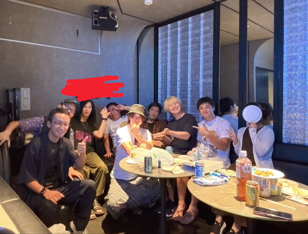 sho927eve's tweet photo. 今日は東京オフ会でした！今回の会場は奮発してグレードアップしました🙆‍♂️

今日も愉快な後輩たちと楽しい時間を過ごせたよー！
2次会のカラオケで笑い過ぎて頭痛いw

次のオフ会は8月30日(日)札幌オフ会！北の大地でお会いしましょう🌚

そして9月23日(水)のDaizyStripper夕霧さんとの合同大阪オフ会のチケットが、本日23時59分で受付終了となりますので申し込みはお早めにお願いします！

▼チケット予約はコチラ
https://t.co/qodvXDUd8D
