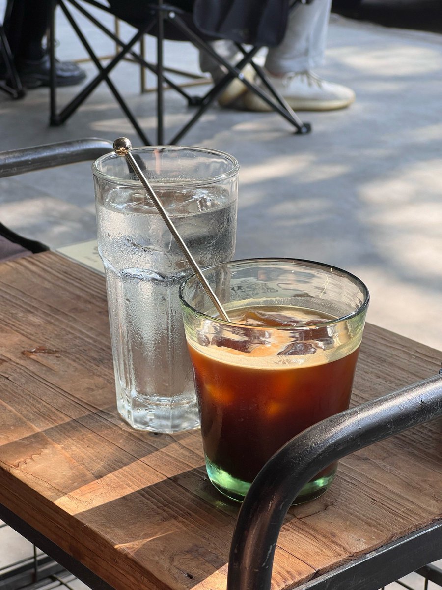 RubyKillinvqic's tweet photo. Un café frío y una buena canción, la tarde perfecta para descansar. https://t.co/VGP1sQjo5M